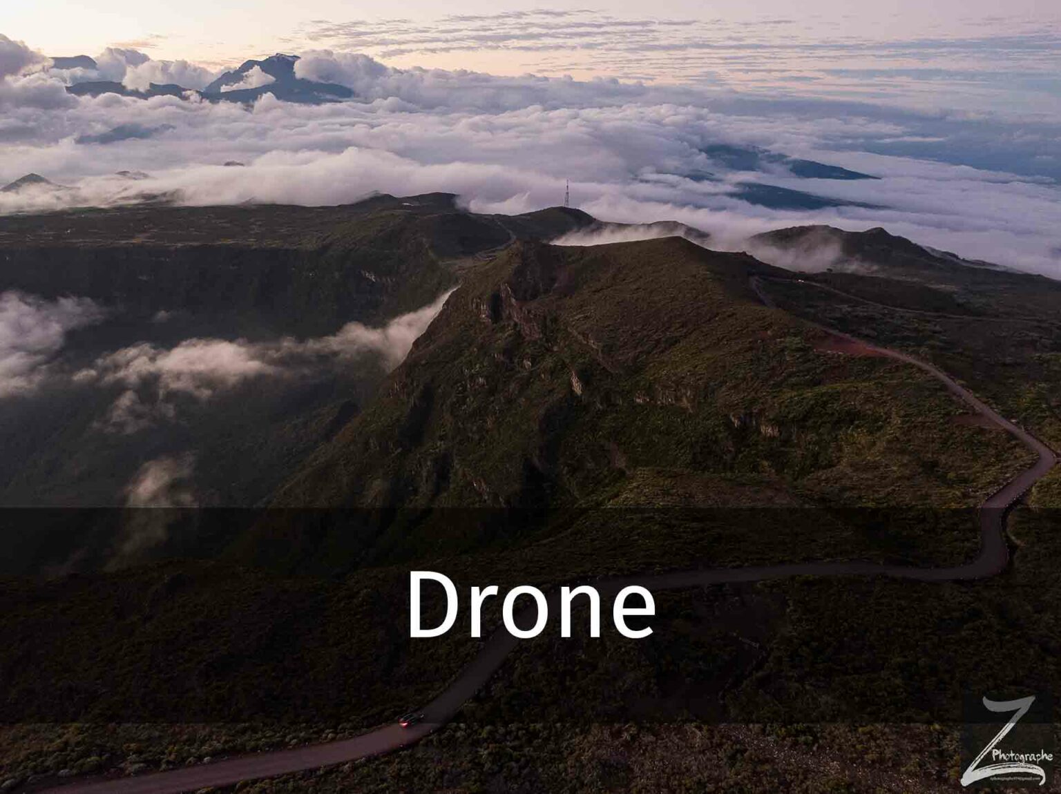 photo de l'île de la Réunion prise par drone avec un texte par dessus " gallerie drone"