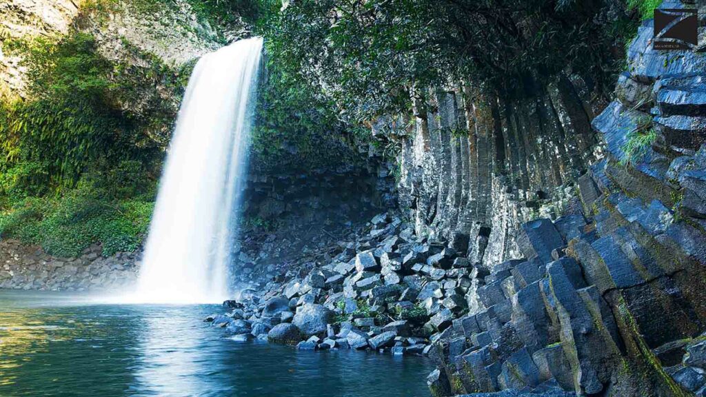 photo de paysage de l'île de la Réunion prise par rdijoux montrant une un filet de cascade ave des orgues basaltique