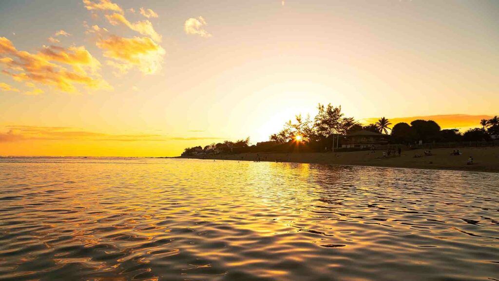 photo de paysage de l'île de la Réunion prise par rdijoux montant la plage de st pierre lors d'un coucher de soleil doré