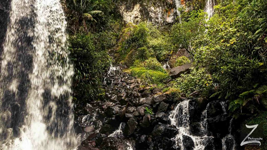 photo de paysage de l'île de la Réunion prise par rdijoux montrant des multitudes de petites cascades sur une parois rocheuse verdoyantes