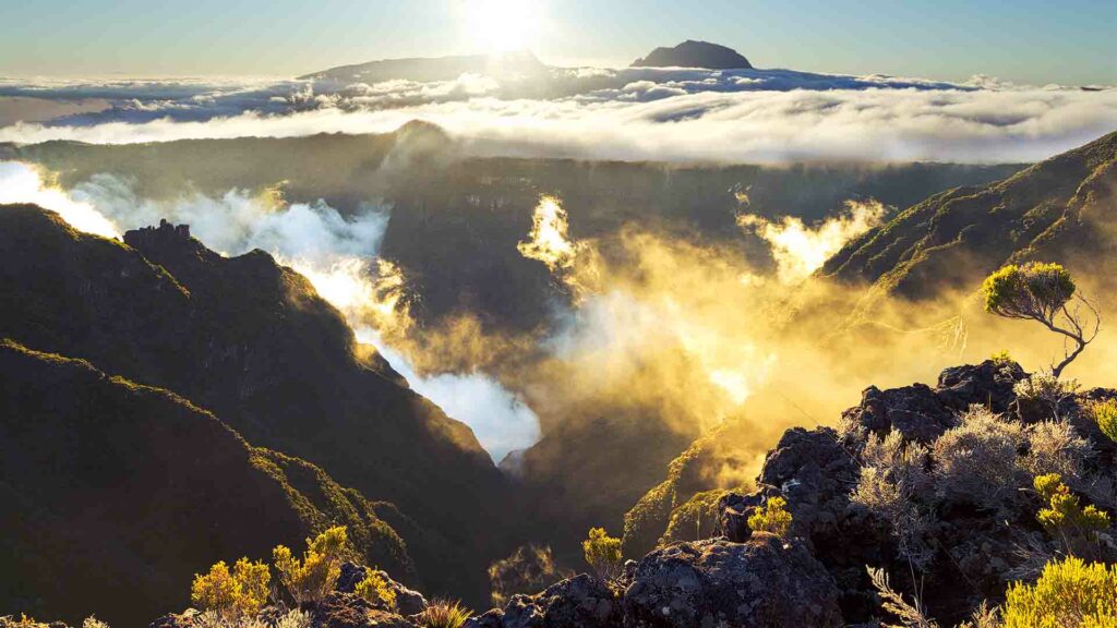 photo de paysage de l'île de la Réunion prise par rdijoux montant le piton des nieige et ses nuages lors d'un coucher de soleil