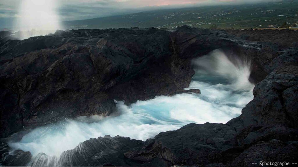 photo de paysage de l'île de la Réunion prise par rdijoux montant la mer se dechainant sur la côte de st leu