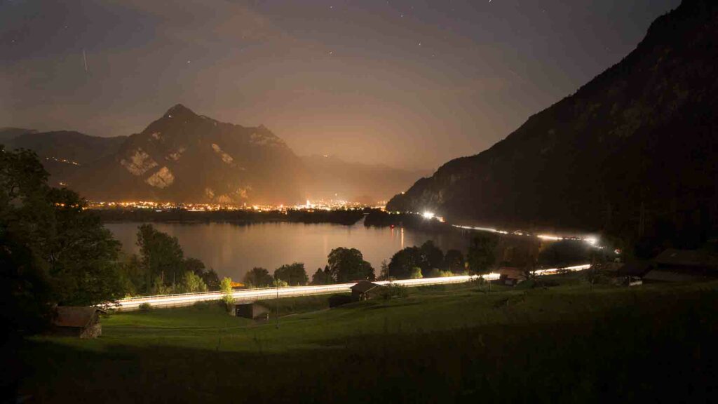 photo de paysage suisse pris par le photographe rdijoux montrant une ville Suisse illuminé la nuit