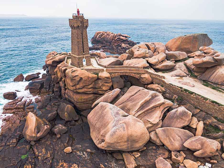 photo de paysage en drone montrant un phare dans les côtes d'armor
