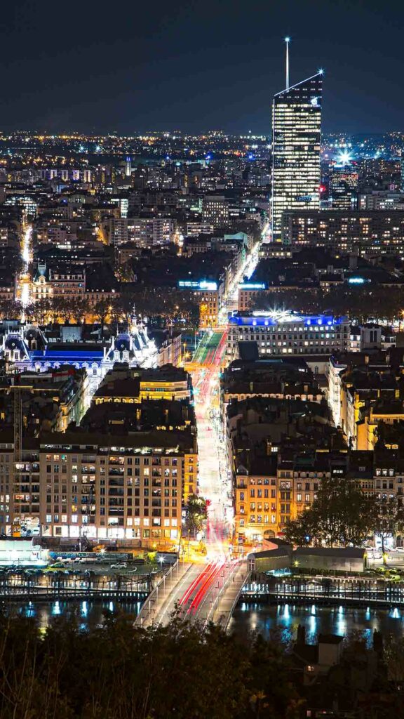 photo d'architecture qui montre la ville de Lyon de nuit