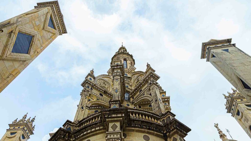 photo d'architecture qui montre le toit du château de Chambord