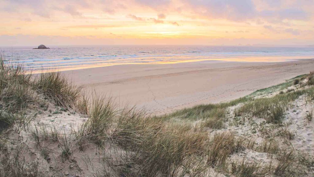 photo de paysage prit par rdijoux montrant un coucher de soleil sur un plage bretonne en été