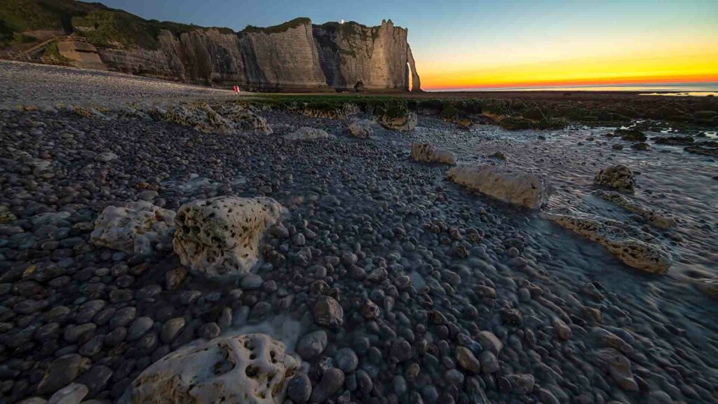 photo de paysage prit par rdijoux montrant la plage d'Etretat au coucher de soleil