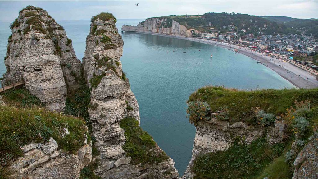 photo de paysage prit par rdijoux montrant la ville d"Etretat