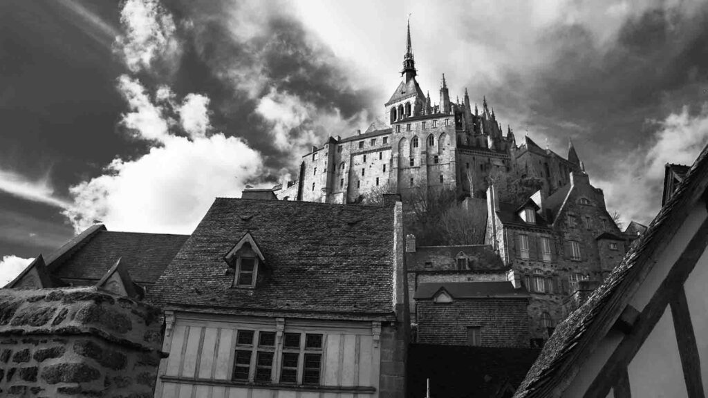 photo de paysage prit par rdijoux montrant le mont st michel en noir et blanc