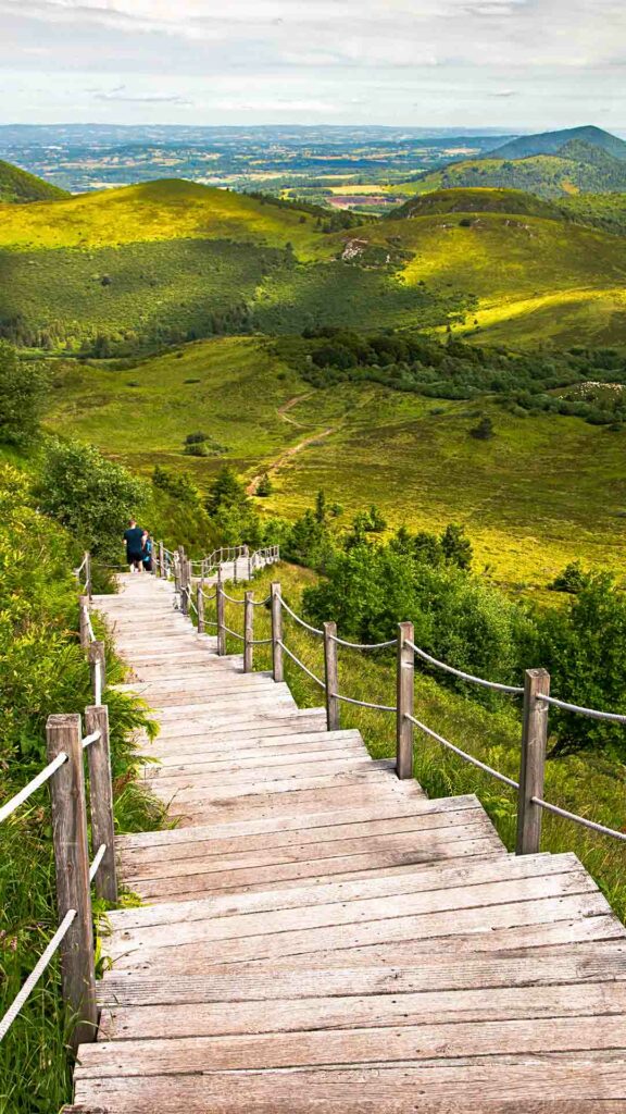 photo de paysage prit par rdijoux montrant un sentier en auvergne tout verdoyant