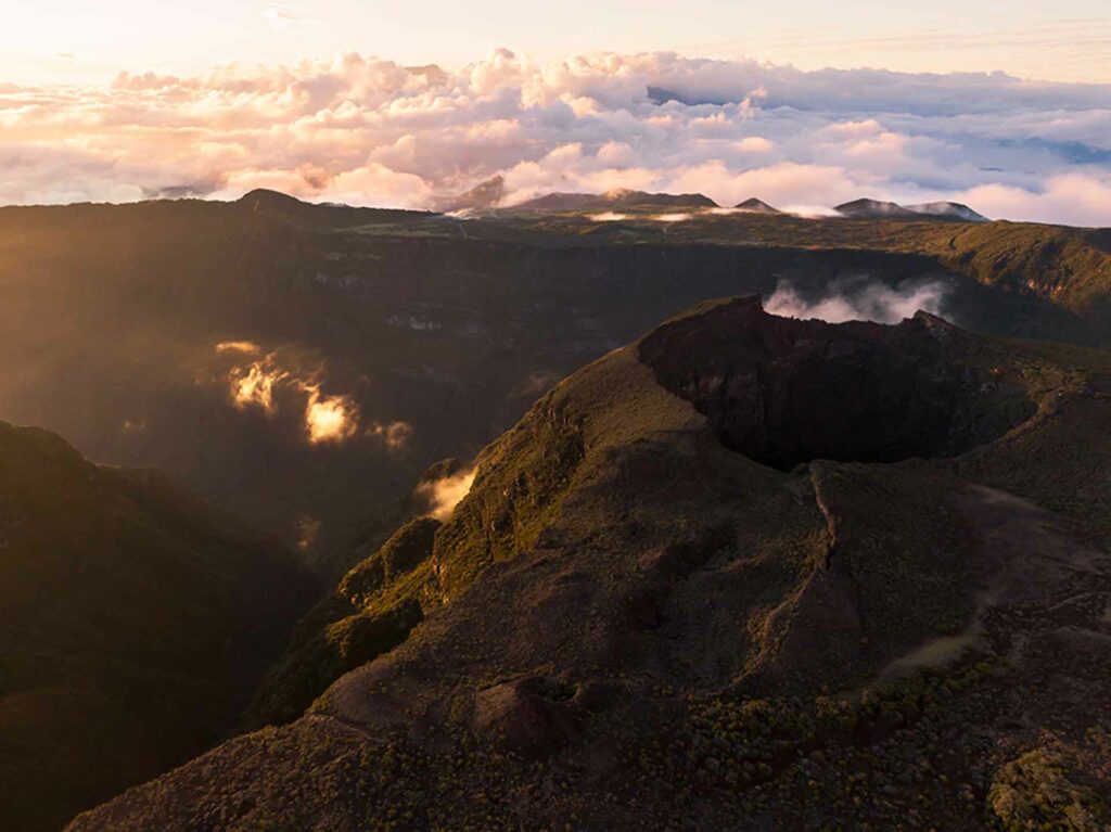 photo de paysage par drone pris par rdijoux montrant un coucher de soleil sur le cratère Commerson et au loin la cime du piton des neiges