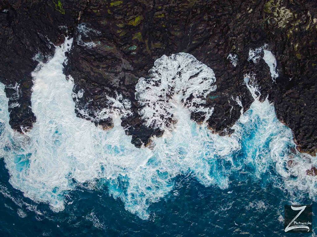 photo de paysage par drone pris par rdijoux montrant la mer dessinant un arbre sur les côtes de lave de l'île de la Réunion