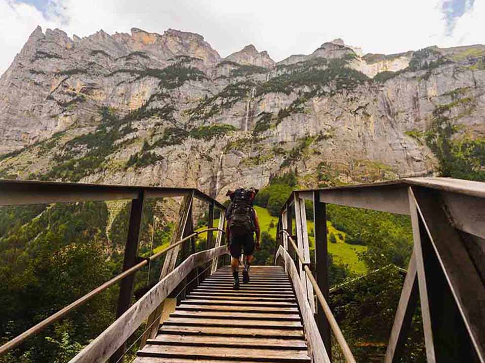 photo de paysage suisse avec un randonneur